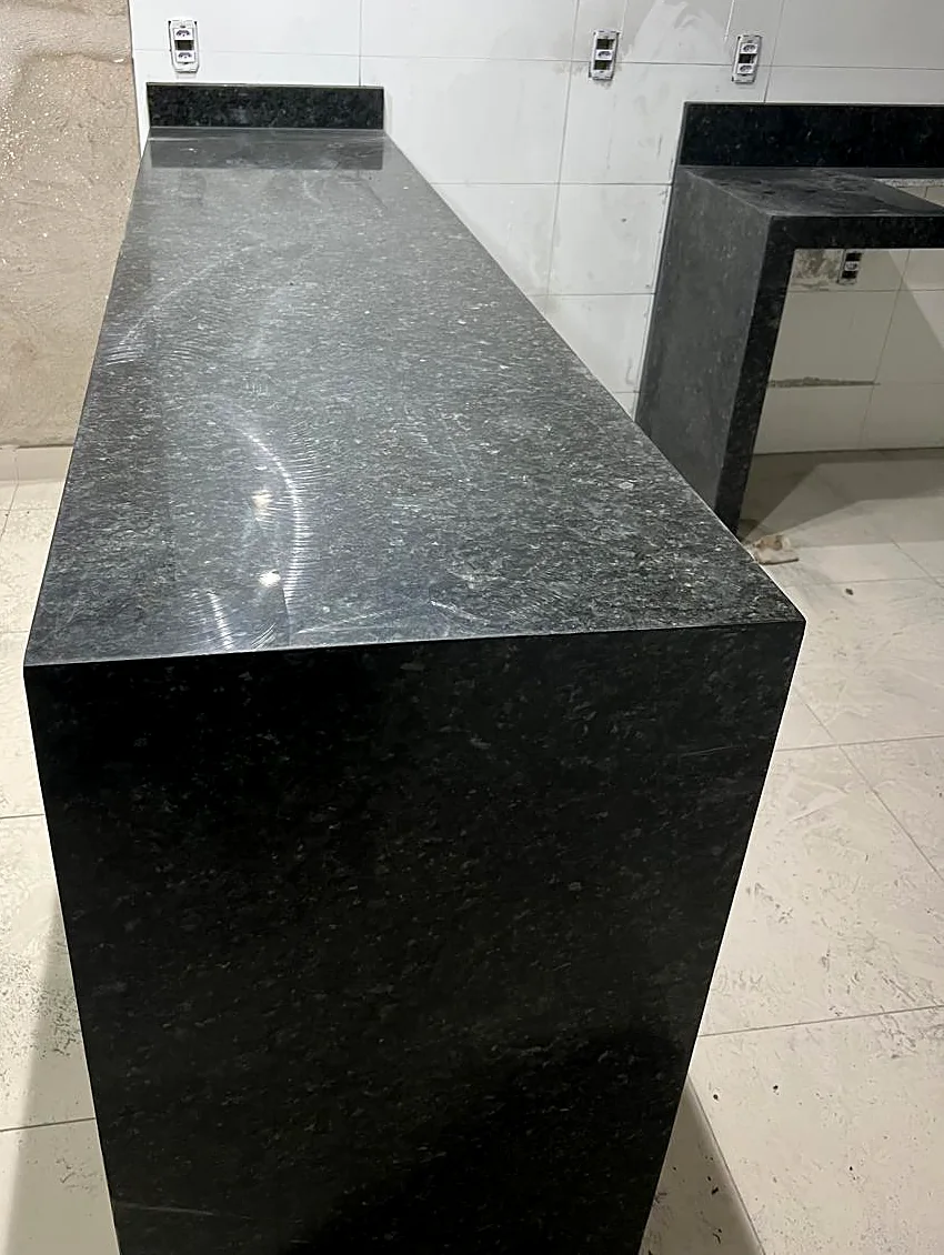 Bancada em granito preto com acabamento em meia-esquadria feita pela Nova Art