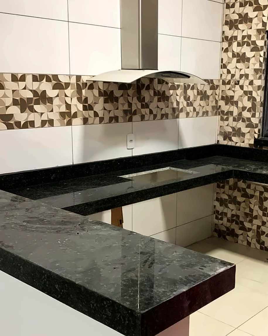 Cozinha com bancada em L de granito preto feita pela Nova Art